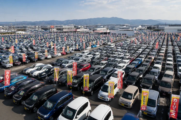 ずらりと並んだ在庫車とカーリースの幟